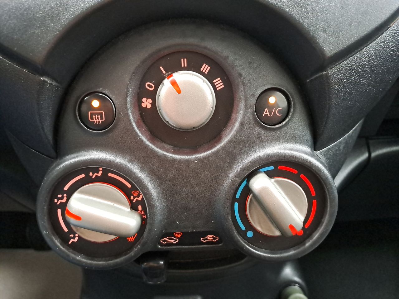 2020 Nissan VERSA MT AC 1.6L