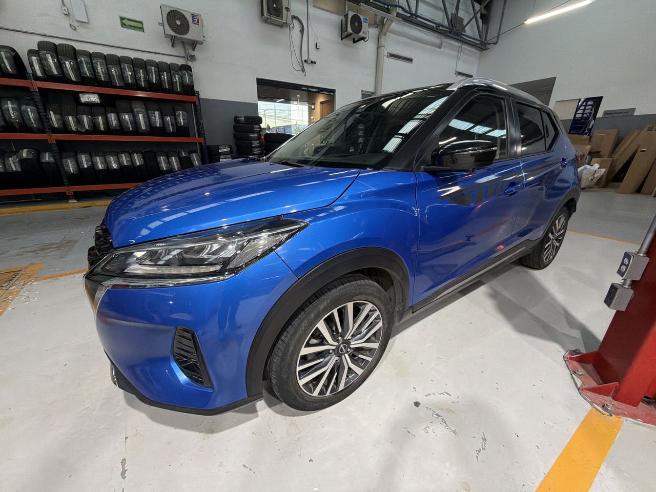 2023 Nissan KICKS KICKS PLATINUM CVT NEGRO BI-TONO