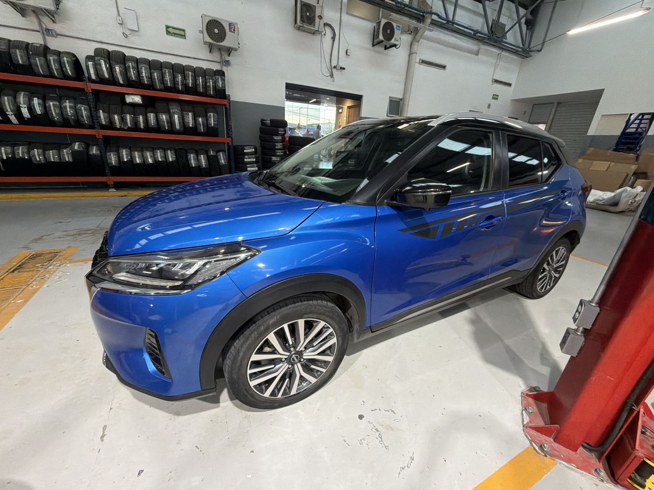 2023 Nissan KICKS KICKS PLATINUM CVT NEGRO BI-TONO