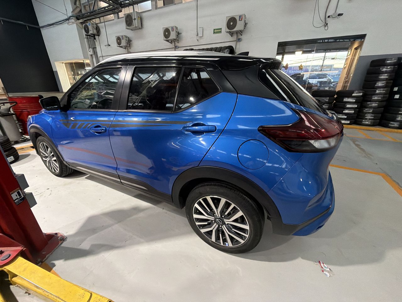 2023 Nissan KICKS KICKS PLATINUM CVT NEGRO BI-TONO
