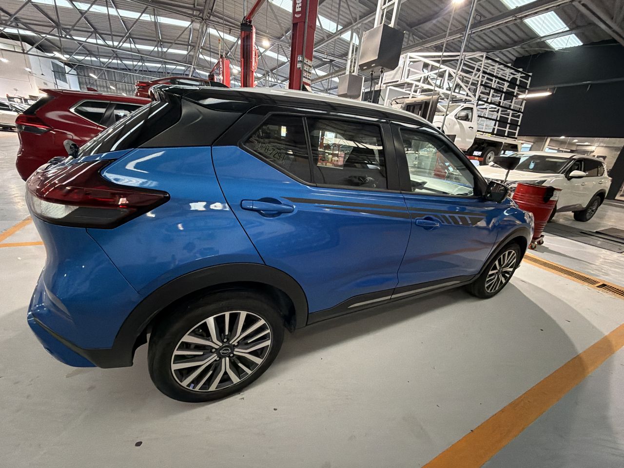 2023 Nissan KICKS KICKS PLATINUM CVT NEGRO BI-TONO