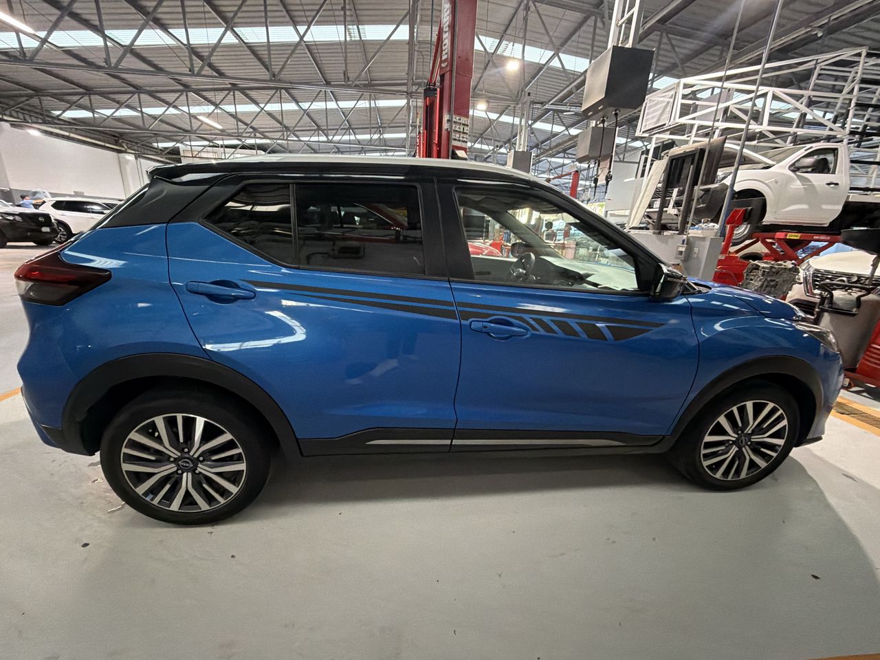 2023 Nissan KICKS KICKS PLATINUM CVT NEGRO BI-TONO