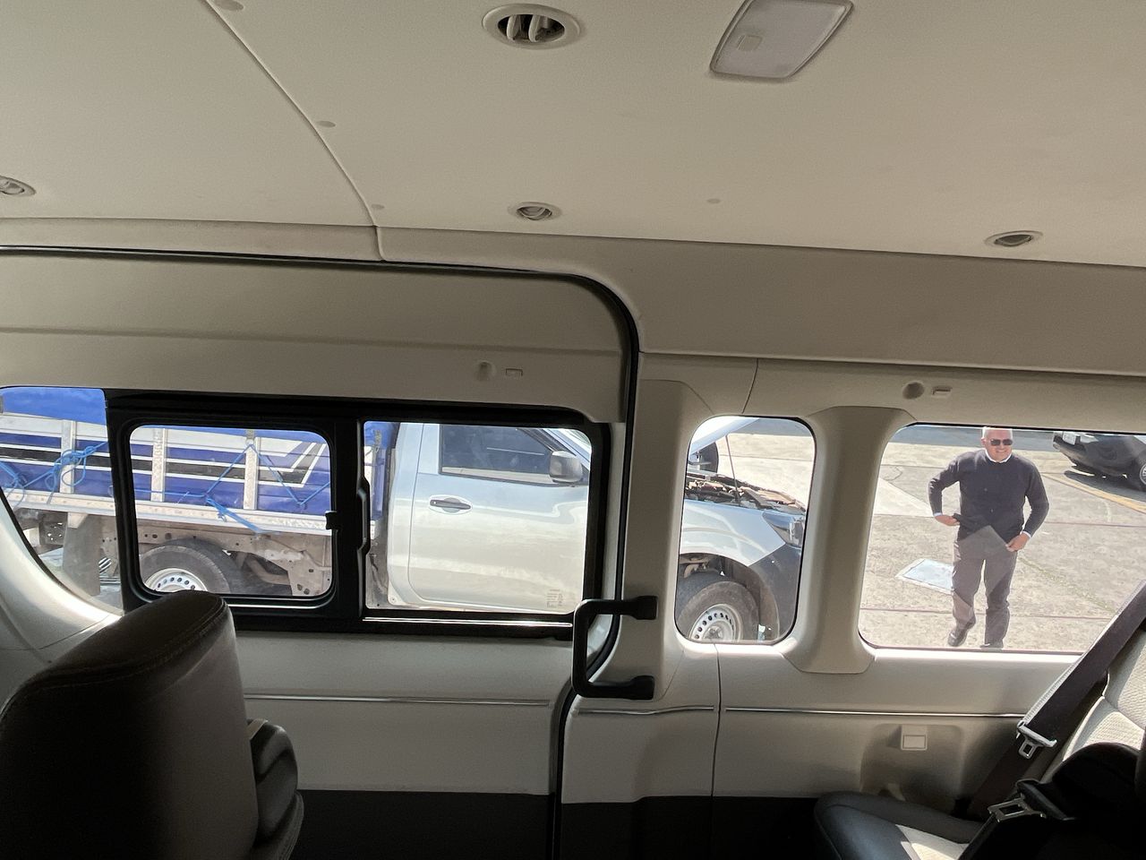 2023 Toyota HIACE 12 PASAJEROS